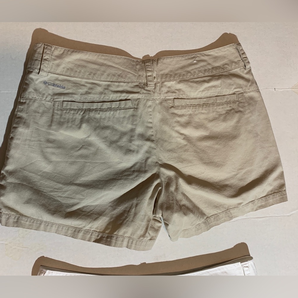 2 Pair Columbia Sportswear Women 8 Chino Soft Cotton Casual Shorts Khaki & White - Picture 6 of 6